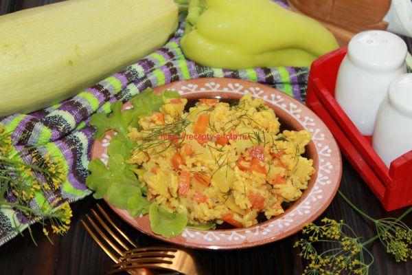 рис с овощами на сковородке