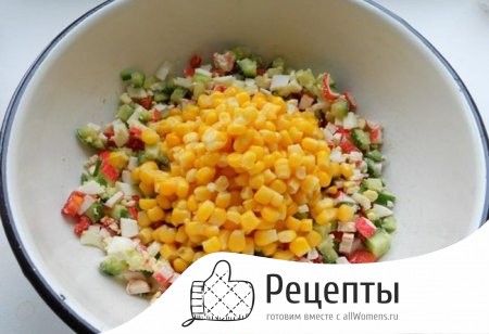 1487689203_salat-s-krabovymi-palochkami-i-solenym-ogurtsom-8