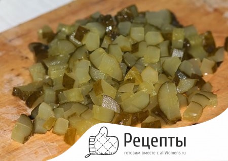 Измельчаем соленые огурцы 1487689232_salat-s-krabovymi-palochkami-i-solenym-ogurtsom-5