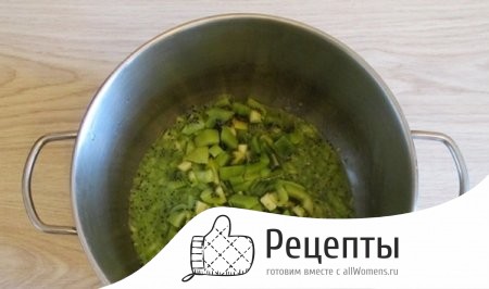 Режем вторую часть киви кубиками 1498122584_varene-iz-bananov-23
