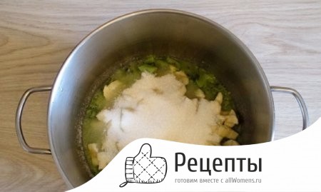 Добавляем к фруктам сахар и перемешиваем 1498122619_varene-iz-bananov-25