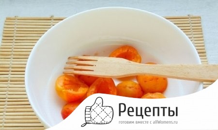 Прокалываем вилкой кусочки фруктов и вливаем воду к заготовке 1499022837_abrikosovoe-povidlo-22