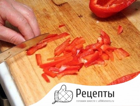 Моем и нарезаем сладкий перец 1504707045_salat-uncle-bens-iz-kabachkov-na-zimu-10