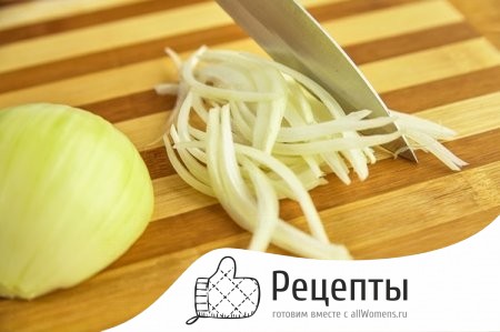 Лук режем в виде соломки 1504707120_salat-uncle-bens-iz-kabachkov-na-zimu-11