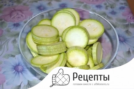 Кладем в банки специи и делаем маринад 1504722950_marinovannye-kabachki-na-zimu-3