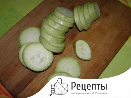 Промываем кабачки и режем кольцами 1504723039_marinovannye-kabachki-na-zimu-28