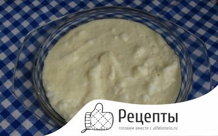 Вливаем заготовку в форму, смазанную маслом 1505378778_yaichnaya-drachena-9