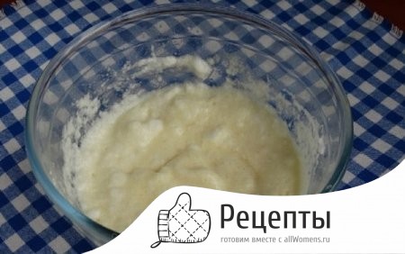 Осторожно размешиваем получившуюся массу 1505378836_yaichnaya-drachena-8
