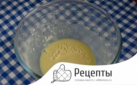 Взбиваем смесь желтка, муки и сливок 1505378849_yaichnaya-drachena-6