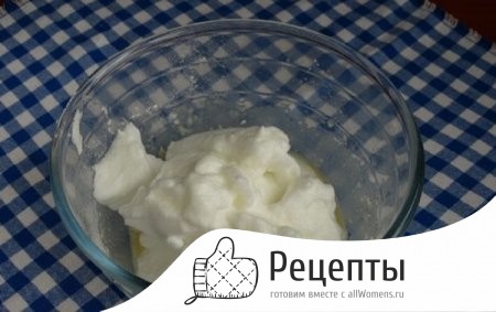 Вводим в смесь белковую массу и перемешиваем 1505378850_yaichnaya-drachena-7