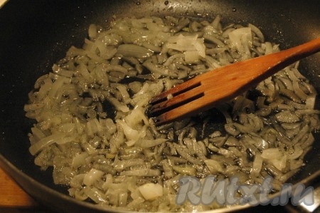 На сковороду налить растительное масло и обжарить мелко нарезанный репчатый лук.