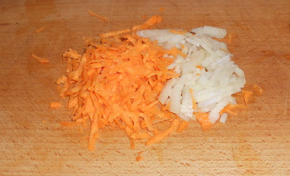 Для приготовления соуса лук мелко нарезать, морковь натереть на тёрке.
