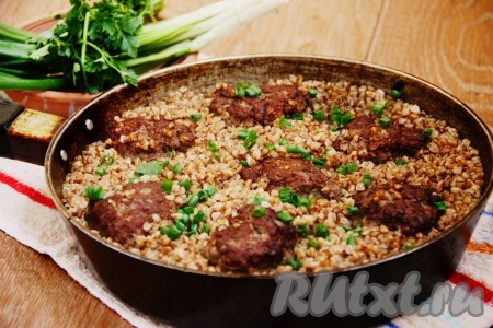 Гречневая каша с котлетами