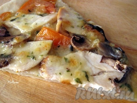 Пицца с курицей и сыром, приготовленная по этому рецепту, получается очень аппетитной и вкусной. 
