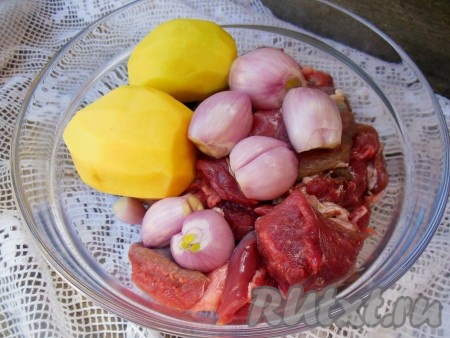 Лук и картошку очистите и перекрутите вместе с мясом барашка через мясорубку.