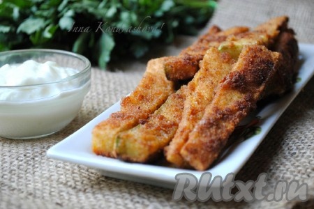 Кабачки в панировочных сухарях - очень вкусное блюдо, которое, наверняка, понравится многим.
