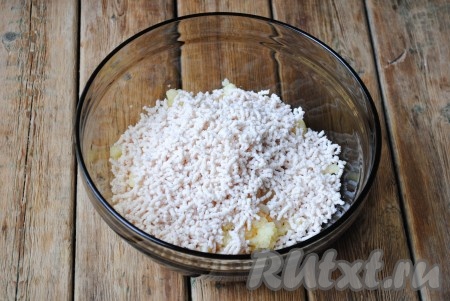 и перекрученное мясо, посолить и поперчить по вкусу, перемешать. Начинка для вареников с мясом и картошкой готова, дать ей немного остыть. 
