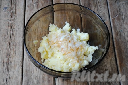 В картофельное пюре добавить обжаренный лук 
