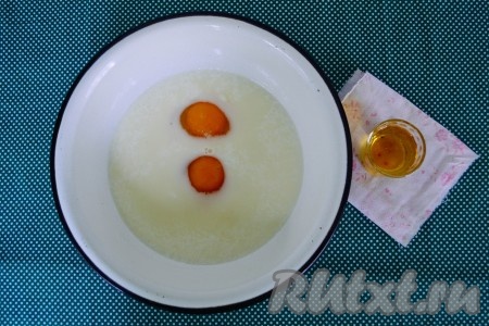 В глубокую миску влить прокисшее молоко, добавить яйца и влить растительное масло.