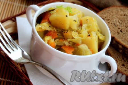 Очень вкусное овощное рагу с курицей, приготовленное в мультиварке, подавать с пылу с жару, разложив по порционным тарелкам. По желанию, можно посыпать нарезанной свежей зеленью. Вот такое ароматное, сочное блюдо получилось.
