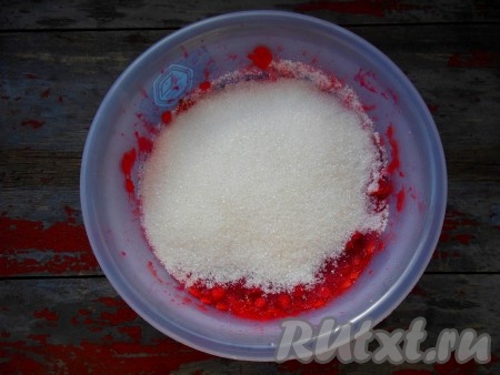 В чистую миску выложите ягоды, слегка раздавите их при помощи деревянной толкушки (можно не растирать калину с сахаром до однородной массы, часть ягодок можно оставить целыми). На этом этапе массу можно протереть через сито, удаляя косточки.  Но в косточках калины, напоминающих "сердечко", содержится масса витаминов, которые в  процессе хранения обязательно попадут в калиновый сироп и заготовка станет ещё более полезной. К измельченной калине добавьте сахар в пропорции 1:1 или же 1:1,5 (для более длительного хранения). Я на 500 грамм калины добавляю 700 грамм сахара.
