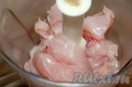 Отложите немного мяса, а остальные кусочки филе поместите в блендер.