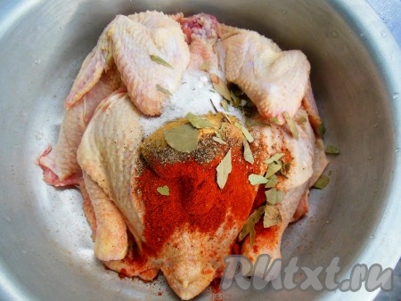 Поместите курицу в глубокую посуду. Добавьте соль, черный свежемолотый перец, сладкую паприку, горчицу, лавровые листья (их необходимо мелко поломать).
