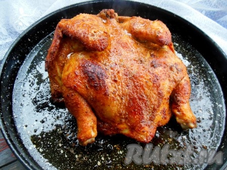 Запекайте курицу в горчице в заранее разогретой духовке при температуре 180 градусов 1-1,5 часа. За это время необходимо периодически поливать тушку, выделившимся соком. Чтобы проверить готовность мяса, сделайте прокол ножом или вилкой в самой толстой части птицы. При прокалывании готовой курицы должен вытекать светлый сок, если есть сукровица - необходимо еще время на приготовление птицы.
