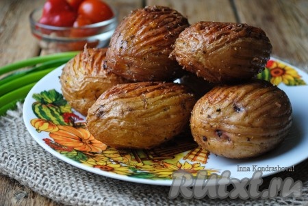 Очень вкусный картофель, запеченный в кожуре в духовке, готов, подать его сразу к столу (в горячем виде), дополнив свежими или маринованными овощами. 
