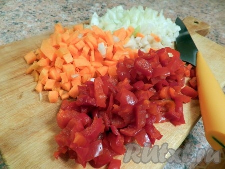 Морковь, лук, перец нарезать кубиками.