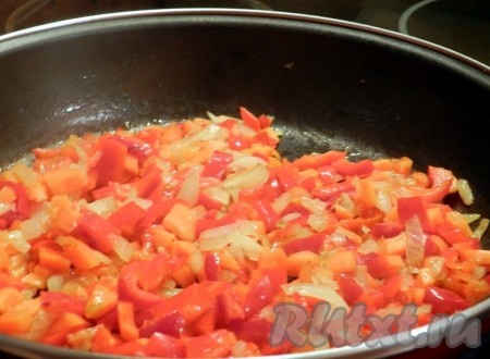 Лук и морковь обжарить на растительном масле, добавить болгарский перец, соль, черный молотый перец и потушить до готовности.