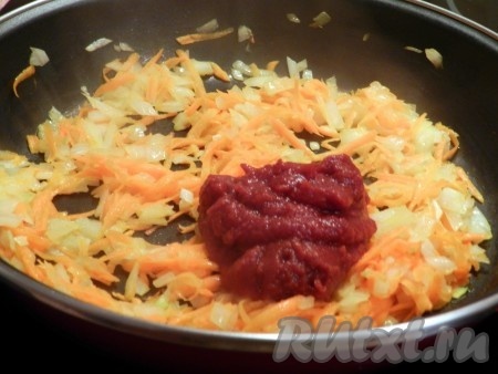Лук нарезать, морковь натереть на терке, обжарить лук и морковь на растительном масле. Добавить томатную пасту, подсолить по вкусу.