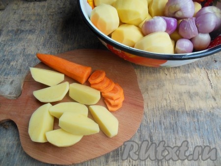 Каждую картофелину разрежьте на 4 части. Морковь нарежьте колечками.
