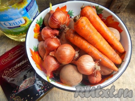 Подготовьте необходимые продукты для приготовления картошки с луком и морковью в духовке.