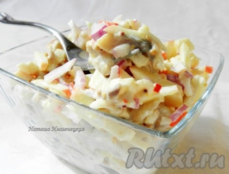 Салат с селедкой и яблоком