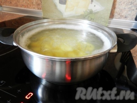 Картофель очистить, нарезать, залить холодной водой и поставить варить.