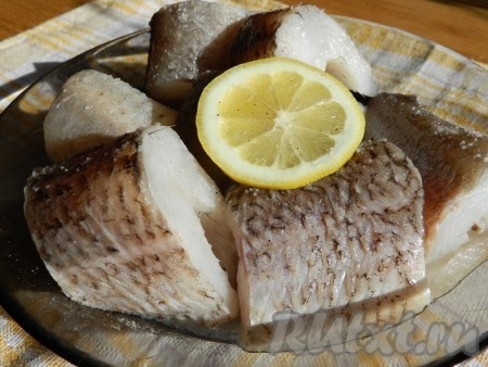 Рыбу вымыть, удалить, если есть, внутренности и  плавники. Нарезать на порционные кусочки, полить лимонным соком, посыпать  солью и перцем.