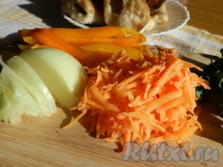 Лук и болгарский перец нарезать, морковь натереть на терке, нарезать петрушку.
