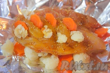 На овощи выложить замаринованную куриную грудку. По желанию, предварительно сделанные надрезы на мясе можно начинить овощами.