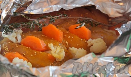 Добавить тимьян. Он придаст неповторимый вкус и аромат мясу. Отправить запекаться куриную грудку с овощами, закрыв фольгу, на 30 минут.