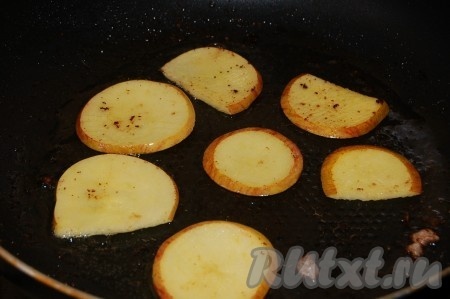 Для гарнира к котлетам с овощами нарезать яблоки тонкими ломтиками и обжарить их на той же сковороде, на которой жарились котлеты.