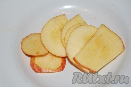 Для гарнира к котлетам с овощами нарезать яблоки тонкими ломтиками и обжарить их на той же сковороде, на которой жарились котлеты.