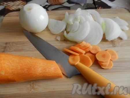 Очистить и нарезать лук и морковь.