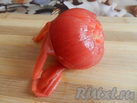 Очистить помидор от кожицы и нарезать его.