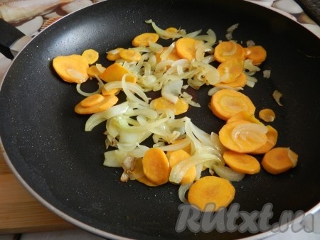 На оливковом масле обжарить лук и морковь, посолить.