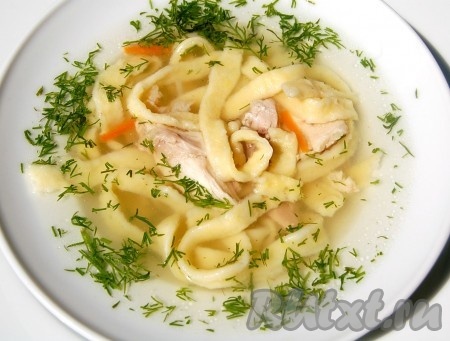 При сервировке можно добавить в тарелку немного зелени. Куриный суп с домашней лапшой, приготовленный по этому рецепту, получается очень вкусным и наваристым. Угощайтесь!
