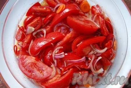 Перемешать и чудесный, полезный красный салат с перцем и помидорами готов. Можно приступать к трапезе.
