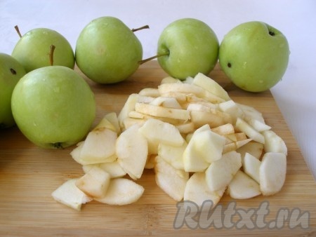 Яблоки вымыть, очистить от кожуры и сердцевины, нарезать небольшими кусочками.