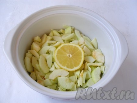 В процессе нарезания сбрызгивать яблоки лимонным соком, чтобы они не потемнели.  Добавить воду  (чтобы она доходила до середины яблок), всыпать ванильный сахар и поставить варить. 