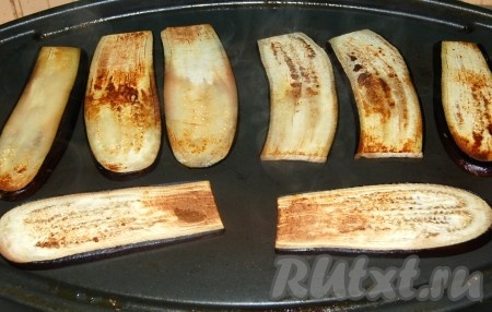 Обжарить на растительном масле ломтики баклажан с двух сторон до легкой румяности.
